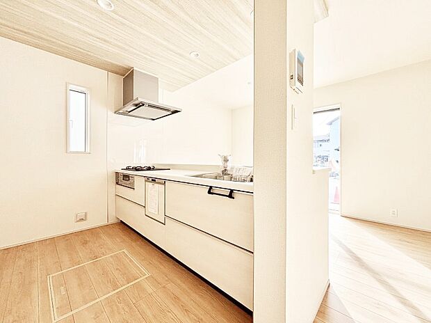 ◆1号棟◆〜Kitchen〜　自然光が入る窓のあるキッチン☆毎日使う場所だからこそ、使い勝手を考慮しました。ゆったりとしたキッチンコーナーは質感豊かな仕上がりとなっております。