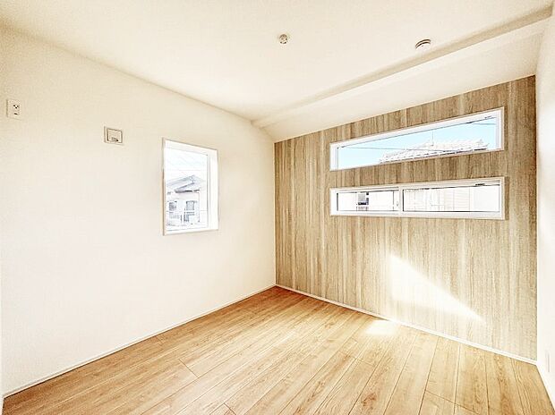 ◆1号棟◆〜Bed Room〜　木の温もりがやさしいフローリングは安らぎをもたらすプライベート空間。明るめのフローリングですので、壁紙ともマッチし、お部屋を更に広く見せてくれる効果も。