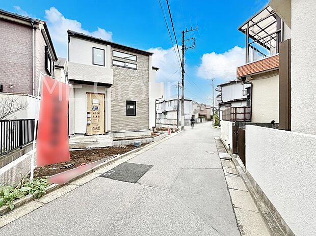 〜Exterior〜　前面道路は閑静な住宅地をはしる車通りの少ない道路。駐車の出し入れもらくらくです！ご不明点・現地見学のご希望は、お気軽にお問い合わせください！