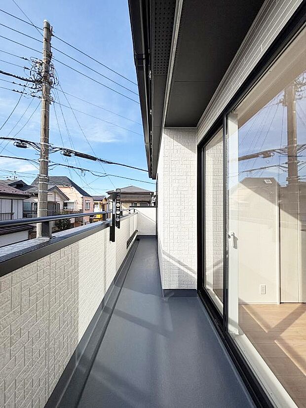 ◆1号棟◆〜Balcony〜  バルコニーは温かい陽がさしこみ、お布団や洗濯物を気持ちよく干すことができます。  使いやすく開放的なバルコニーです♪陽ざしがたっぷり降り注ぐ、バルコニー付き住まい。  