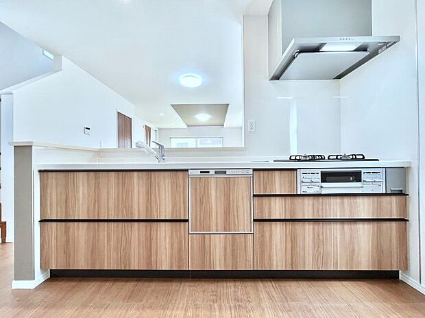 〜Kitchen〜 広くて使いやすいキッチンなら家族でいっしょに料理をつくったり、後片付けも手間なくできちゃいます♪収納もたっぷりあるので、いつもすっきりと清潔な印象を保てます。