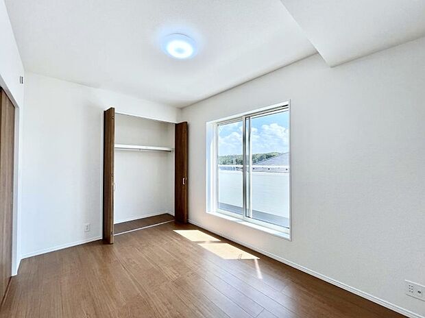 〜Bed Room〜 全居室には収納クローゼットを完備!普段使いのお洋服や小物はもちろん、季節物のお洋服などもしっかりと整理整頓おしまい頂けます。 居室空間を広く使用できますね。