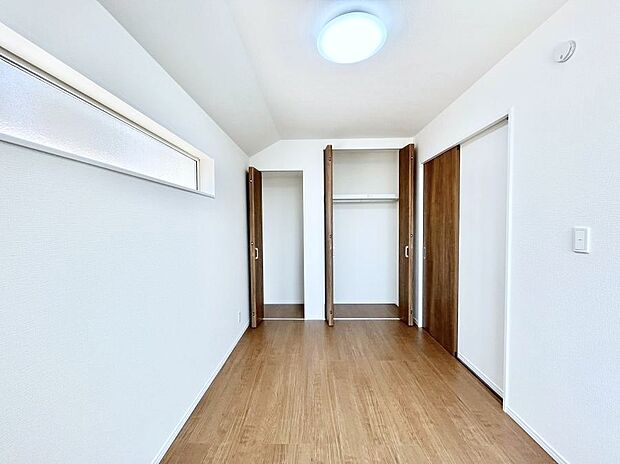 〜Bed Room〜 部屋数が多いのが戸建てのメリットです。ご家族が増えたことで手狭に感じていた住まいも戸建てでは各居室プライバシーを保つことができます。住まいにゆとりが生まれ心もリラックスできます♪