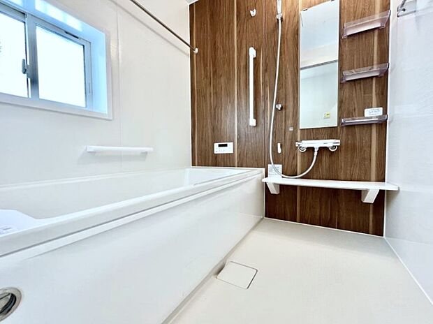 〜Bath Room〜 落ち着いた雰囲気の浴室で明日に向けてリフレッシュ。浴室乾燥機能も付いているので隣の洗濯機置き場で洗い上がった洗濯物を、雨の日も天気を気にせず乾燥させることも可能です。