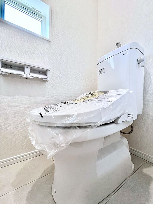 〜Toilet〜 綺麗・スッキリ・快適なウォシュレット付トイレでくつろげる空間です。1、2階共にトイレスペース!採光もあり明るく、快適空間となっております♪毎日使う場所だからこその配慮です!