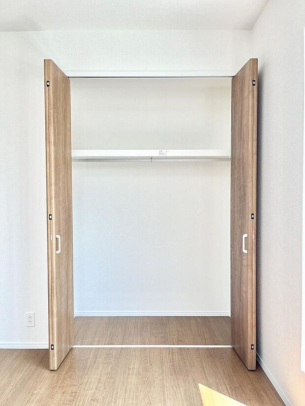 〜Closet〜 壁面クローゼットがあればタンスを置く必要がなく、出っ張りのないスッキリ空間を維持できます。限られたスペースを有効に活用できそう。季節の衣類や趣味の品などたっぷり収納出来ますね♪