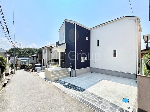 〜Exterior〜 前面道路:北東 4.02m 私道 前面道路は閑静な住宅地をはしる車通りの少ない道路。駐車の出し入れもらくらくです!ご不明点・現地見学のご希望は、お気軽にお問い合わせください!