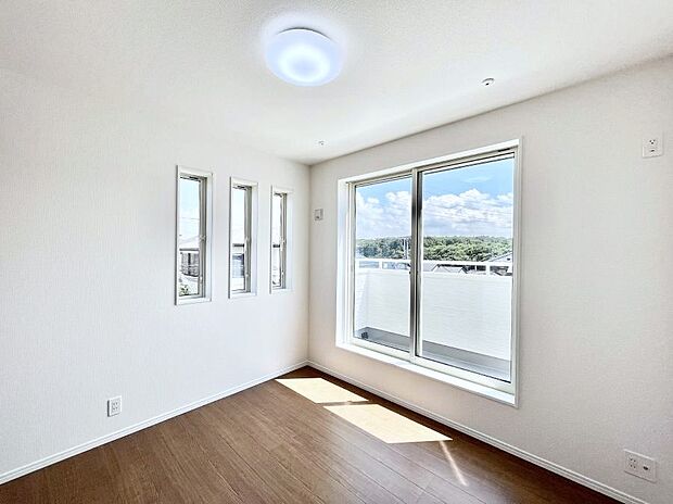 〜Bed Room〜 2面採光を確保した明るい室内は、風通しも良く、大変居心地の良い空間となっております。爽やかな風を感じて起きる朝は、快適生活の始まりに!日当たりや通風がとても良い住まい♪