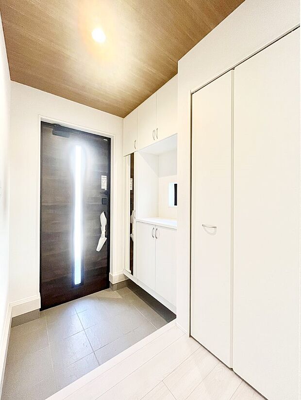 ガラススリットの入った玄関ドアが室内に光を届けてくれます