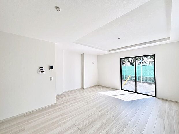 〜Living〜  豊かな陽光がこの場所を照らしだす。  光溢れるこの空間はみんなの笑顔が集う場所、時を忘れ、つきることのないたわいもない会話を楽しむ時間、たくさんの思いが綴られる場所。