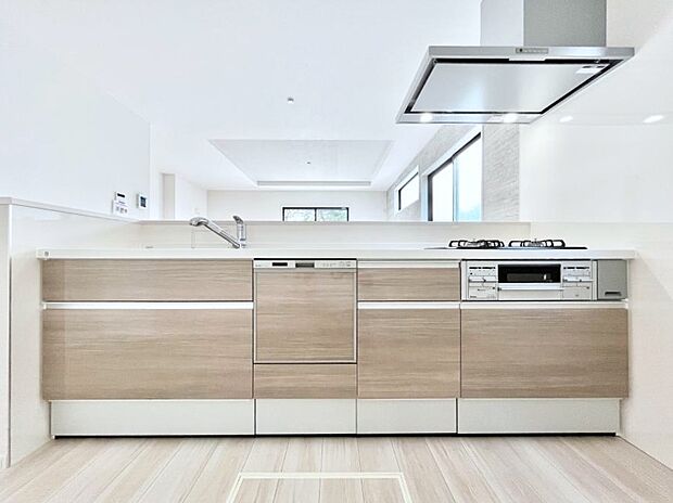 〜Kitchen〜　広くて使いやすいキッチンなら家族でいっしょに料理をつくったり、後片付けも手間なくできちゃいます♪収納もたっぷりあるので、いつもすっきりと清潔な印象を保てます。