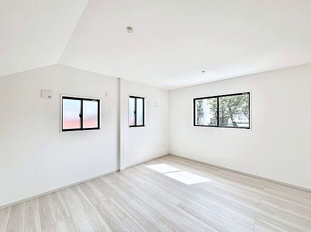 〜Bed Room〜　2面採光を確保した明るい室内は、風通しも良く、大変居心地の良い空間となっております。爽やかな風を感じて起きる朝は、快適生活の始まりに！日当たりや通風がとても良い住まい♪