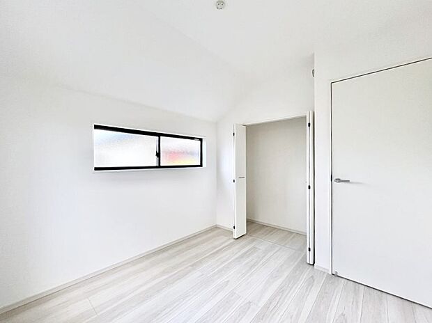 〜Bed Room〜  居室には収納クローゼットを完備！普段使いのお洋服や小物はもちろん、季節物のお洋服などもしっかりと整理整頓おしまい頂けます。  居室空間を広く使用できますね。