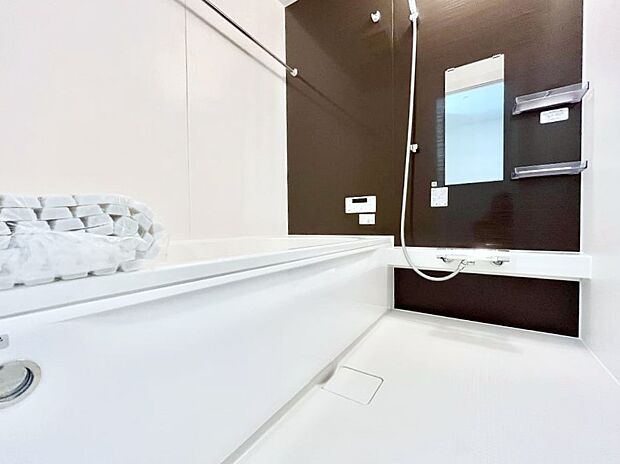 〜Bath Room〜　落ち着いた雰囲気の浴室で明日に向けてリフレッシュ。浴室乾燥機能も付いているので隣の洗濯機置き場で洗い上がった洗濯物を、雨の日も天気を気にせず乾燥させることも可能です。