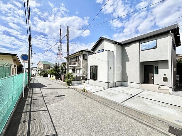 〜Exterior〜　前面道路：南 5.6m 公道　前面道路は閑静な住宅地をはしる車通りの少ない道路。駐車の出し入れもらくらくです！ご不明点・現地見学のご希望は、お気軽にお問い合わせください！