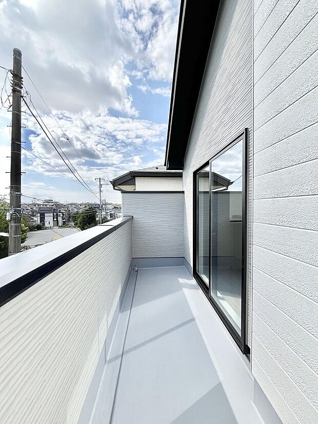 〜Balcony〜　南向きのバルコニーの前には雲以外に太陽を遮るものがありません。お洗濯物も乾きやすく、何より明るく気持ちのいい光が入ってきます。使いやすく開放的なバルコニーです♪