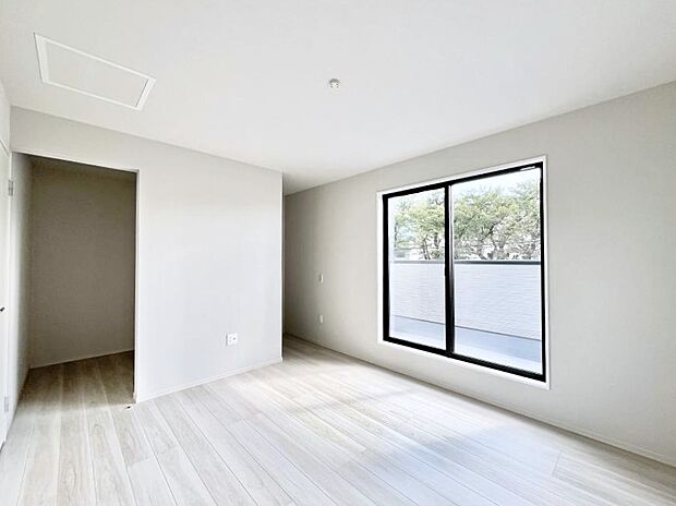 〜Bed Room〜　バルコニーからの採光で朝もスッキリ目が覚めそうですね！穏やかな光が差し込む室内には、穏やかな時間が流れます。休日には、落ち着いた空間で自分の趣味を楽しむのはいかがですか。