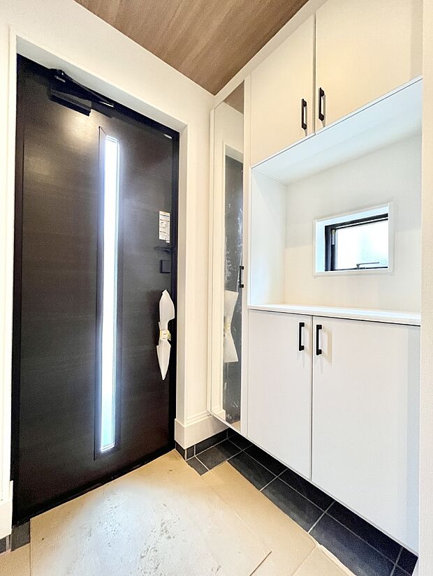 ミラー付きシューズボックスはお出かけ前の身だしなみチェックに便利