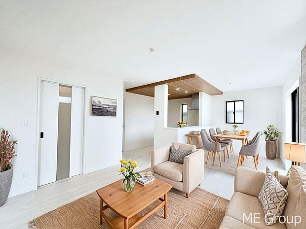 ご家族の賑やかな話し声で包まれる明るいリビング  ※家具はCGです