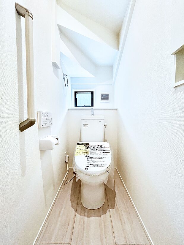 換気用小窓があり、明るく清潔な空間です。 