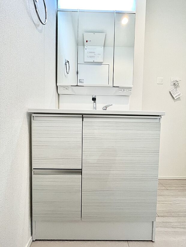 大きく見やすい三面鏡で清潔感ある洗面台は、身だしなみチェックや肌のお手入れにおすすめです。 