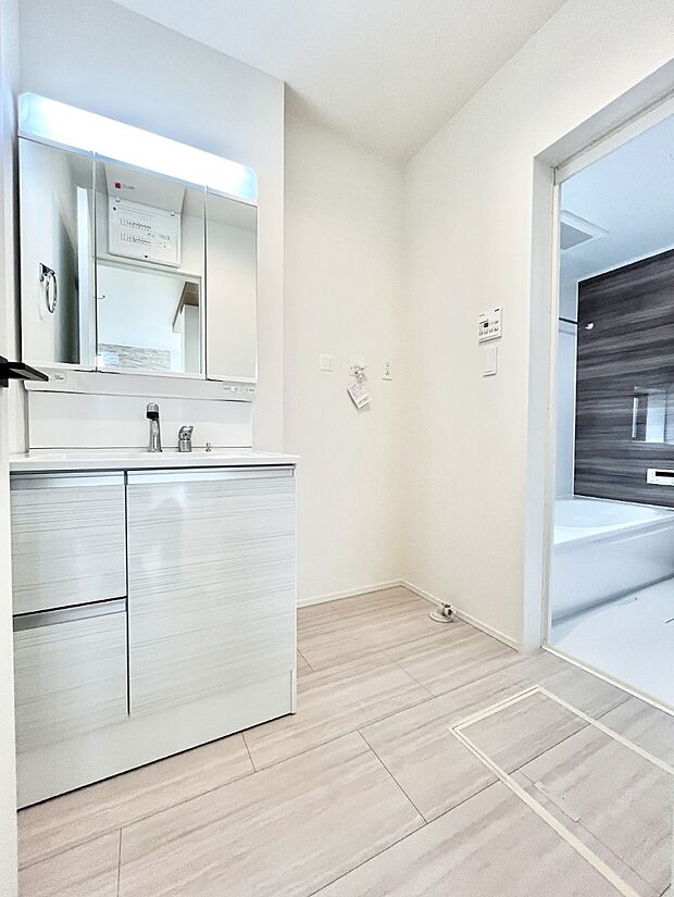 清潔感のある快適空間です。毎日の身支度も気持ち良くお使い頂けます。 