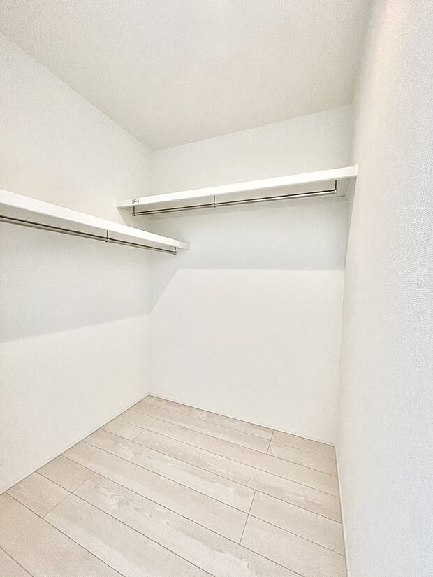 ウォークインクローゼット付きで生活空間を広く利用できます。