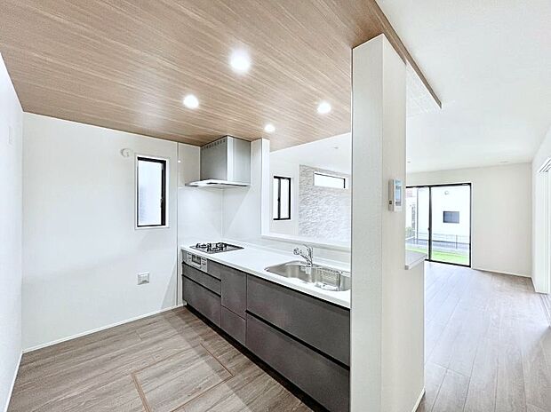 リビングで遊ぶお子様を見守りながらお料理ができる対面キッチン。  