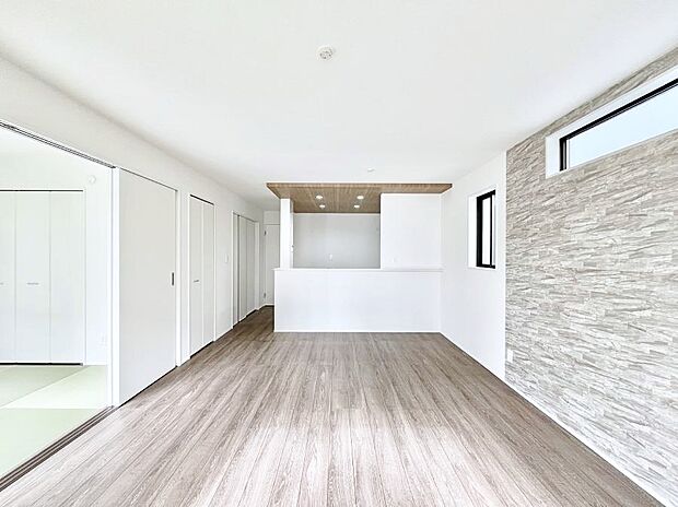 アクセントクロスがお洒落なダイニング。家族でのんびりくつろげる広々スペース。