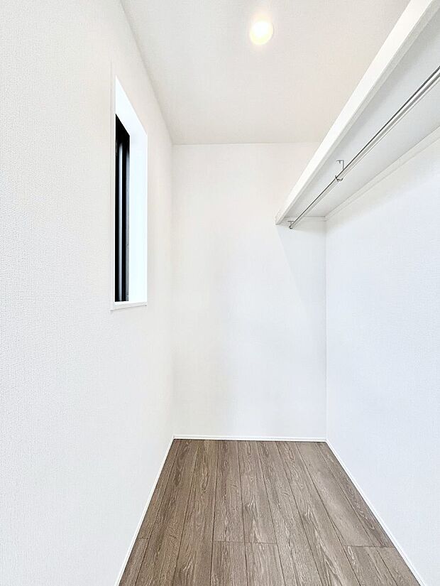 ウォークインクローゼットの活用で生活空間スッキリ