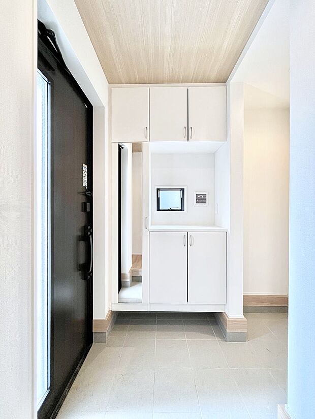 シューズインクローク付きの玄関。家族全員の靴や雨具などすっきり収納できます。