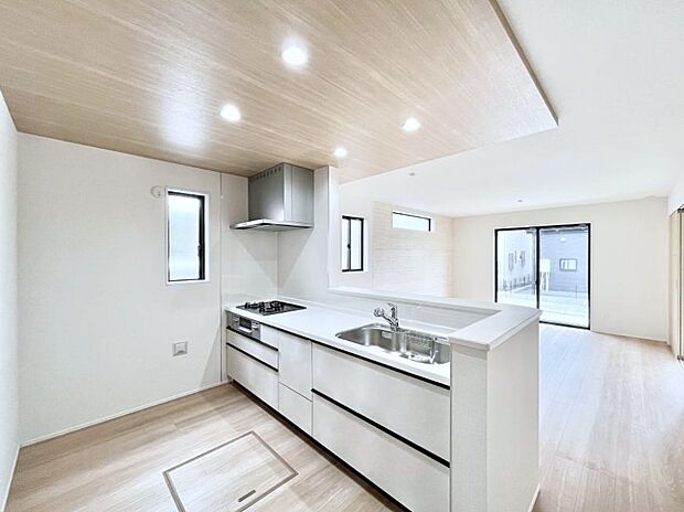 カウンター越しに楽しいおしゃべり。いつものお料理がもっと美味しくなりそうですね。