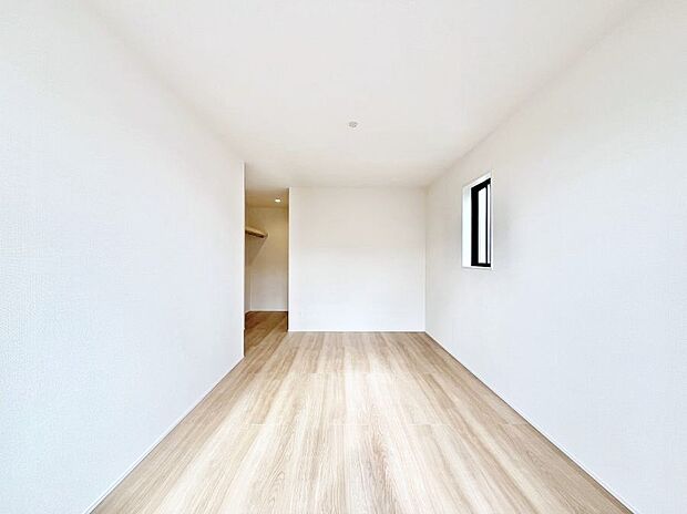 ウォークインクローゼットがあるお部屋。季節ごとの入れ替えも不要で便利です!