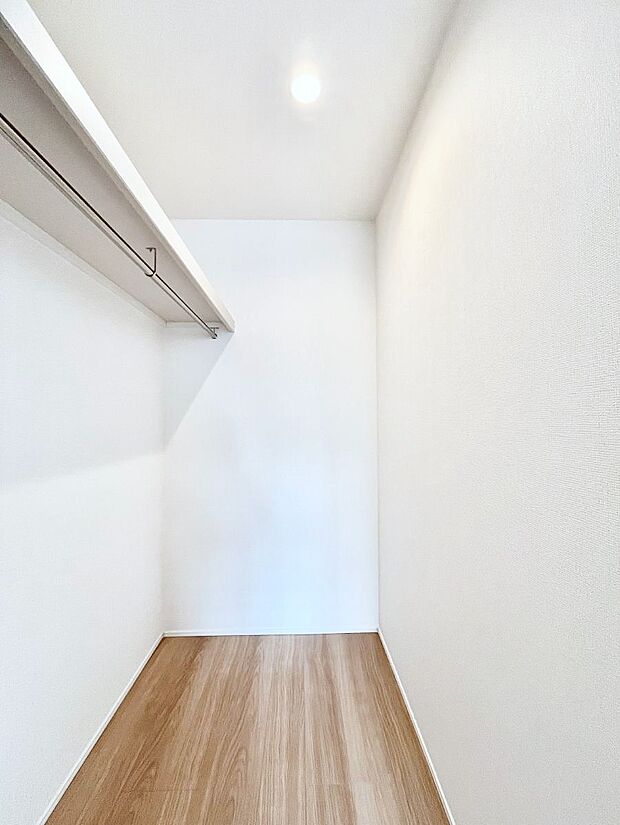 ウォークインクローゼット付きで生活空間を広く利用できます。