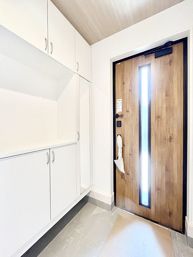 ガラススリットの入った玄関ドアが室内に光を届けてくれます