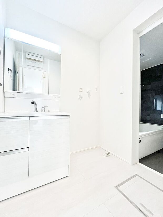 清潔感ある洗面化粧室で朝の身支度も快適