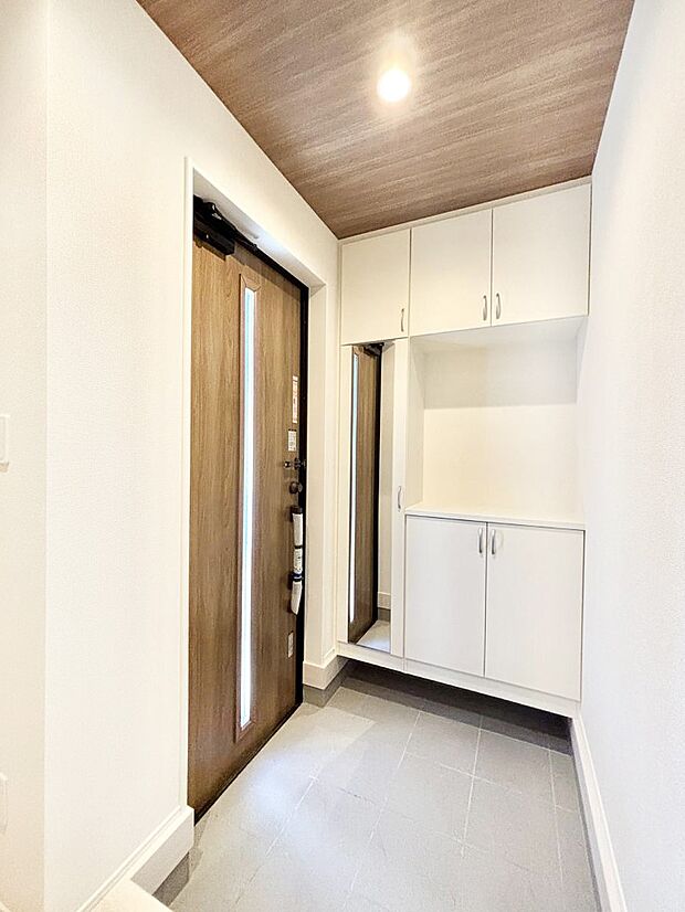 明るい玄関はお客様をお出迎えするのにぴったりです!