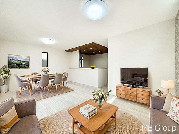 落ち着いた雰囲気のLDKは家族みんなの快適空間※家具はCGです