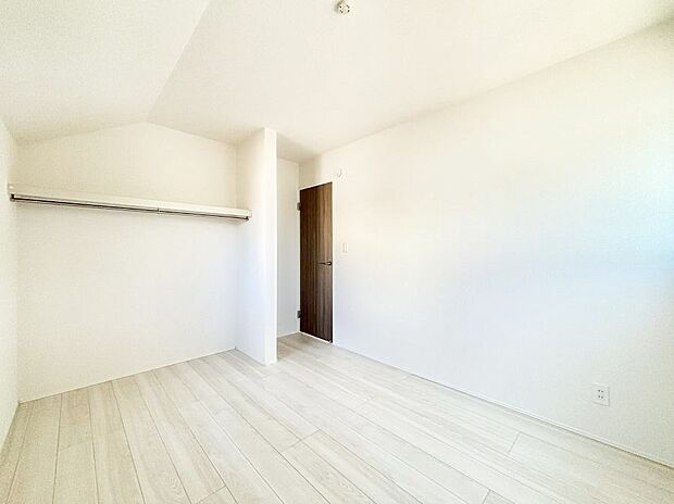 物や洋服の出し入れがスムーズなオープンクローゼット付きのお部屋