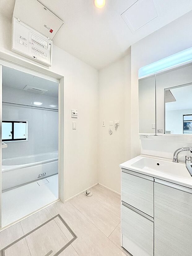 清潔感のある快適空間です。毎日の身支度も気持ち良くお使い頂けます。 