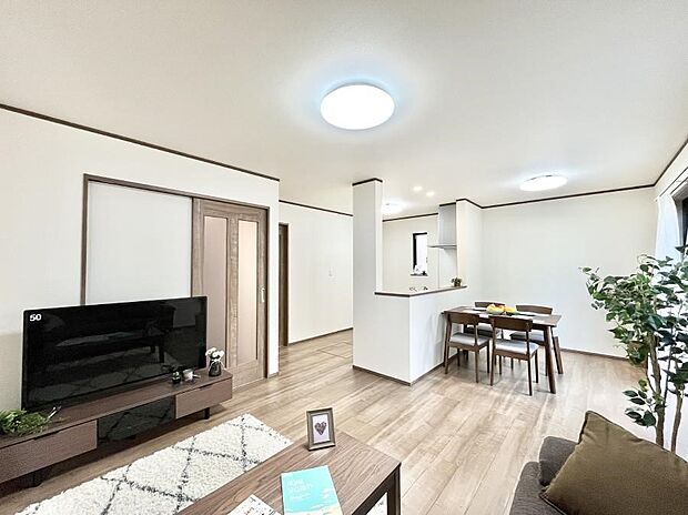 ◆A号棟◆~Living~ 家族の食事や団らんのほか、子どもを遊ばせたり、友人を招いたりするLDKは住まいの中心。 長時間過ごす場所だから、その空間は住まい全体の居心地を左右します。