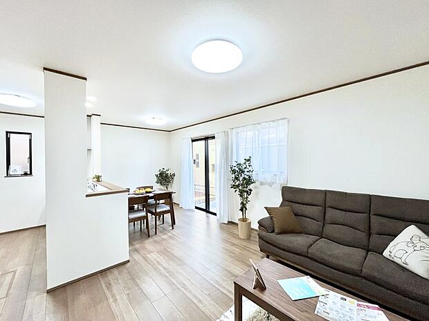 ◆A号棟◆〜Living〜　飽きの来ないシンプルでおしゃれなLDK。大きな窓から日差しが差し込むので室内も明るく、家族の憩いの場としてピッタリです。開放感と日当たりの良さを是非ご覧ください！