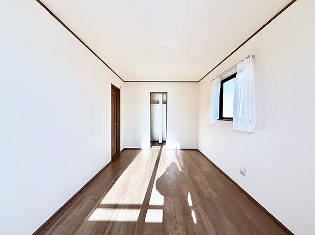 ウォークインクローゼットがあるお部屋。季節ごとの入れ替えも不要で便利です！