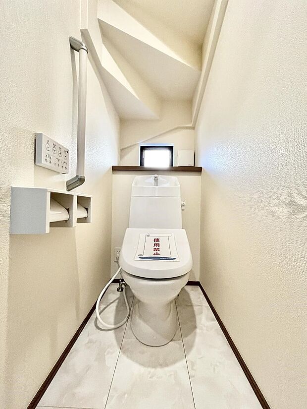 ◆A号棟◆〜Toilet〜　清潔感のある水回り♪トイレはウォシュレット付きです◎トイレは毎日使わざるを得ないもの。いつも清潔を保ちたいですね。トイレが2ヶ所あるので朝の混雑時に便利です！