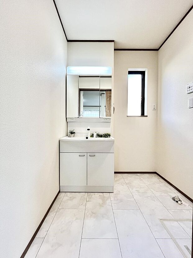 大きく見やすい三面鏡で清潔感ある洗面台は、身だしなみチェックや肌のお手入れにおすすめです。