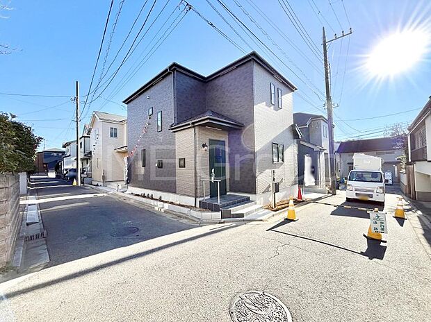 ~Exterior~ 前面道路:北東 4m 公道、北西 4m 公道 住宅地になっているので車量も少なく、静かな立地です。子育て環境も良好です♪♪周辺環境もあわせてご案内させて頂きます。