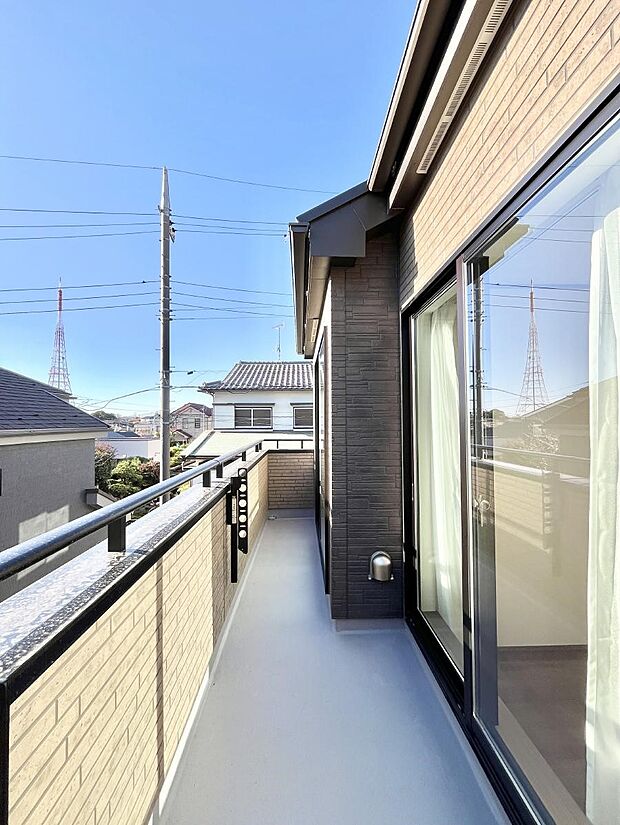 ◆A号棟◆〜Balcony〜 南向きのバルコニーの前には雲以外に太陽を遮るものがありません。お洗濯物も乾きやすく、何より明るく気持ちのいい光が入ってきます。家族全員分の洗濯物も一気に干せます。