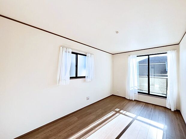 ◆A号棟◆~Bed Room~ 2面採光を確保した明るい室内は、風通しも良く、大変居心地の良い空間となっております。爽やかな風を感じて起きる朝は、快適生活の始まりに!日当たりや通風がとても良い住まい♪
