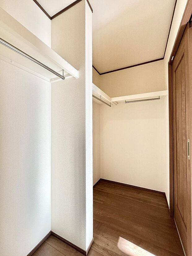 ウォークインクローゼット付きで生活空間を広く利用できます。
