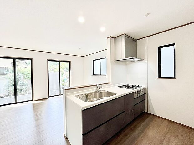 料理をしながらご家族との会話を楽しめる対面カウンターキッチン